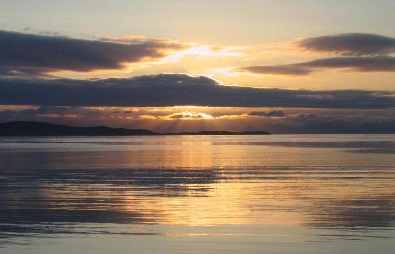 Description: D:\_Vincent\Web -\Ver 4\Lofoten\115 Engeloya looking north to the midnight sun.jpg